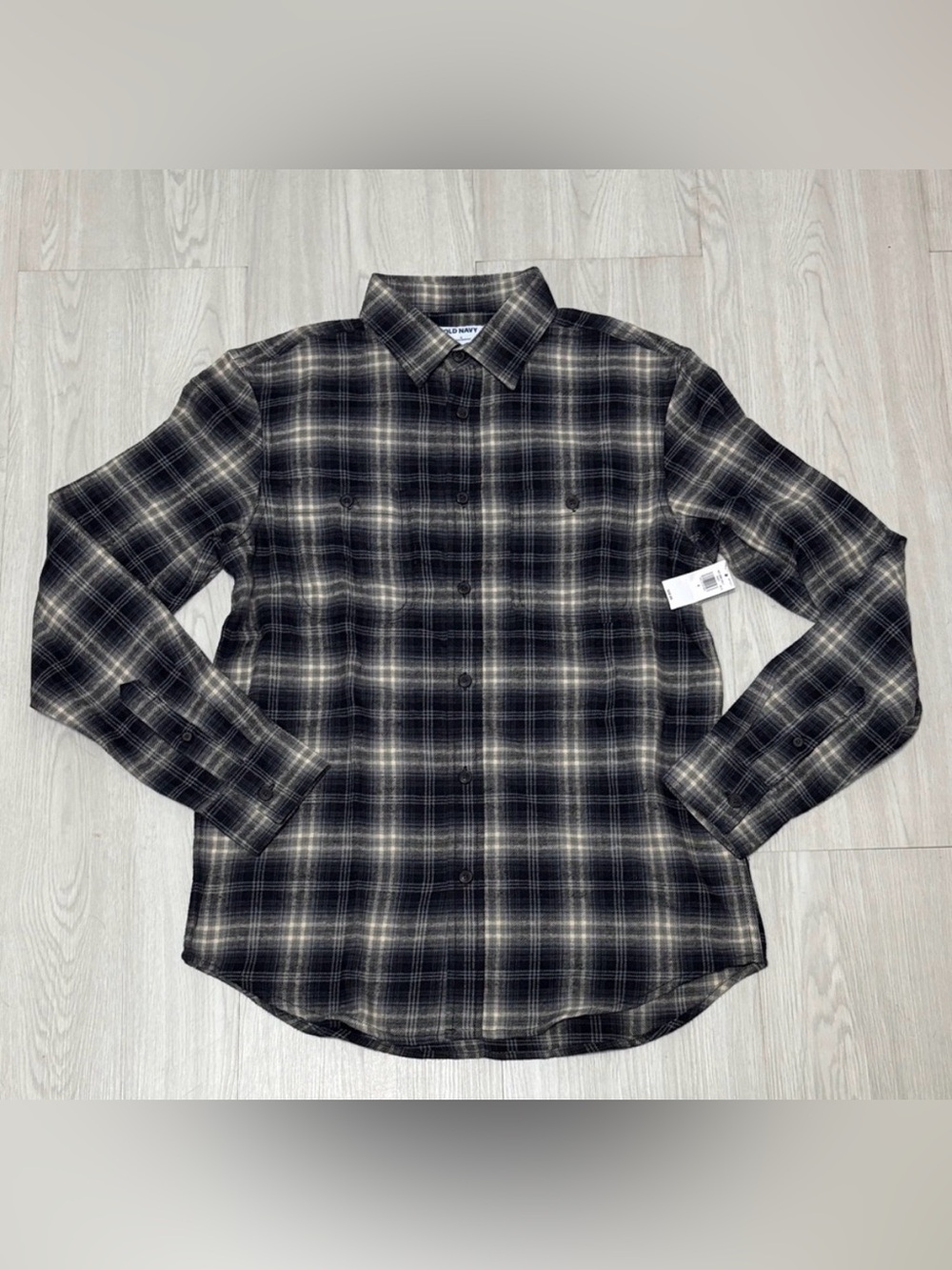 OLD NAVY Classic flannel Plaid Button-Down Shirt in Black and Gray small
